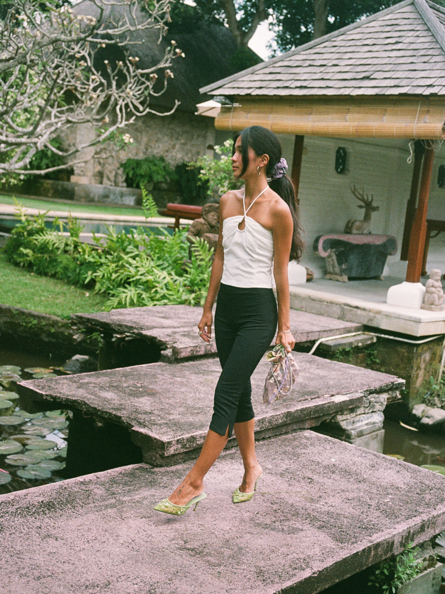 Daisy Capri in Black