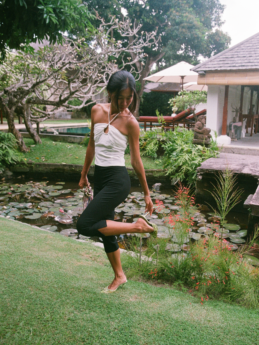 Daisy Capri in Black