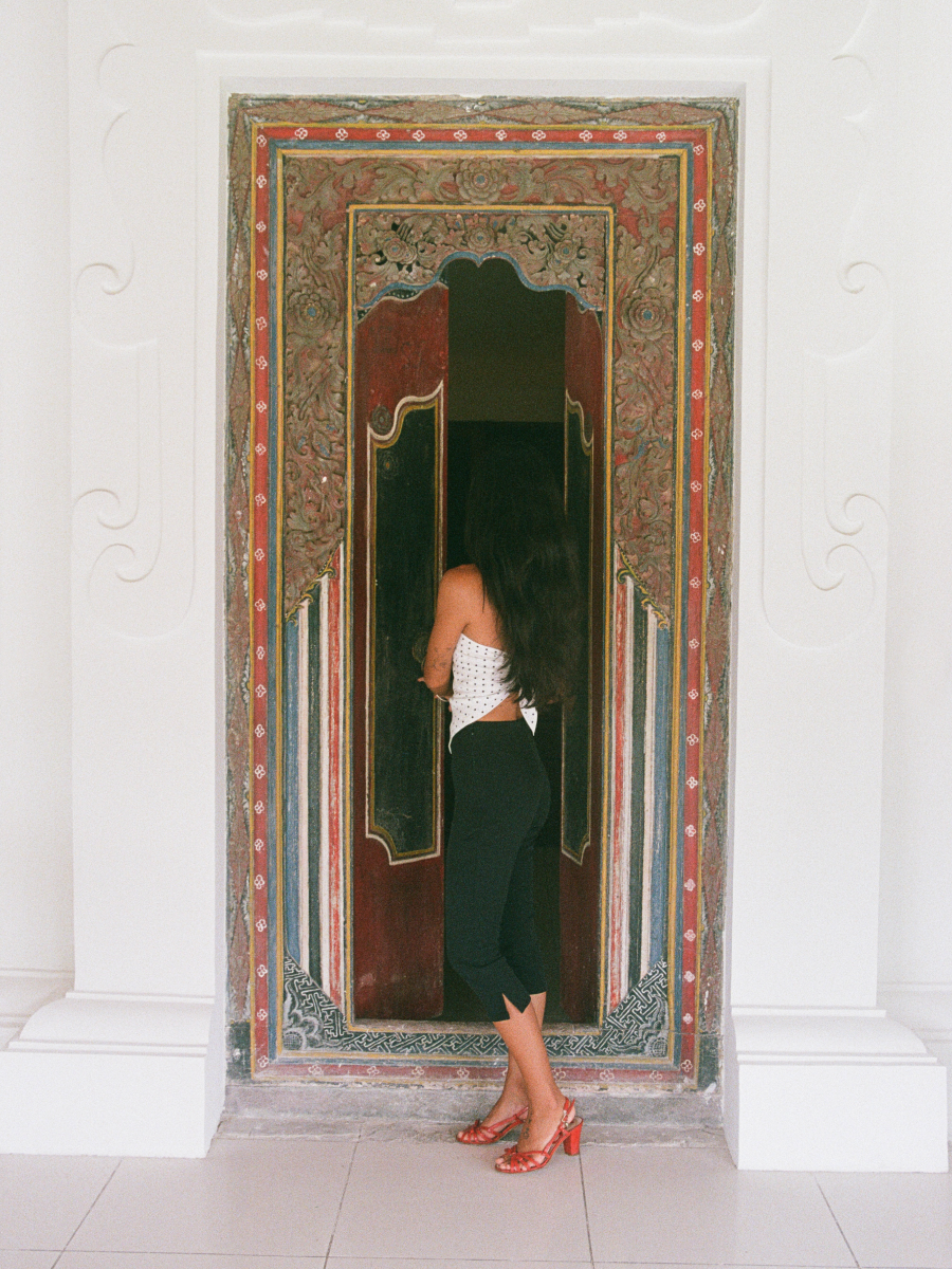 Daisy Capri in Black